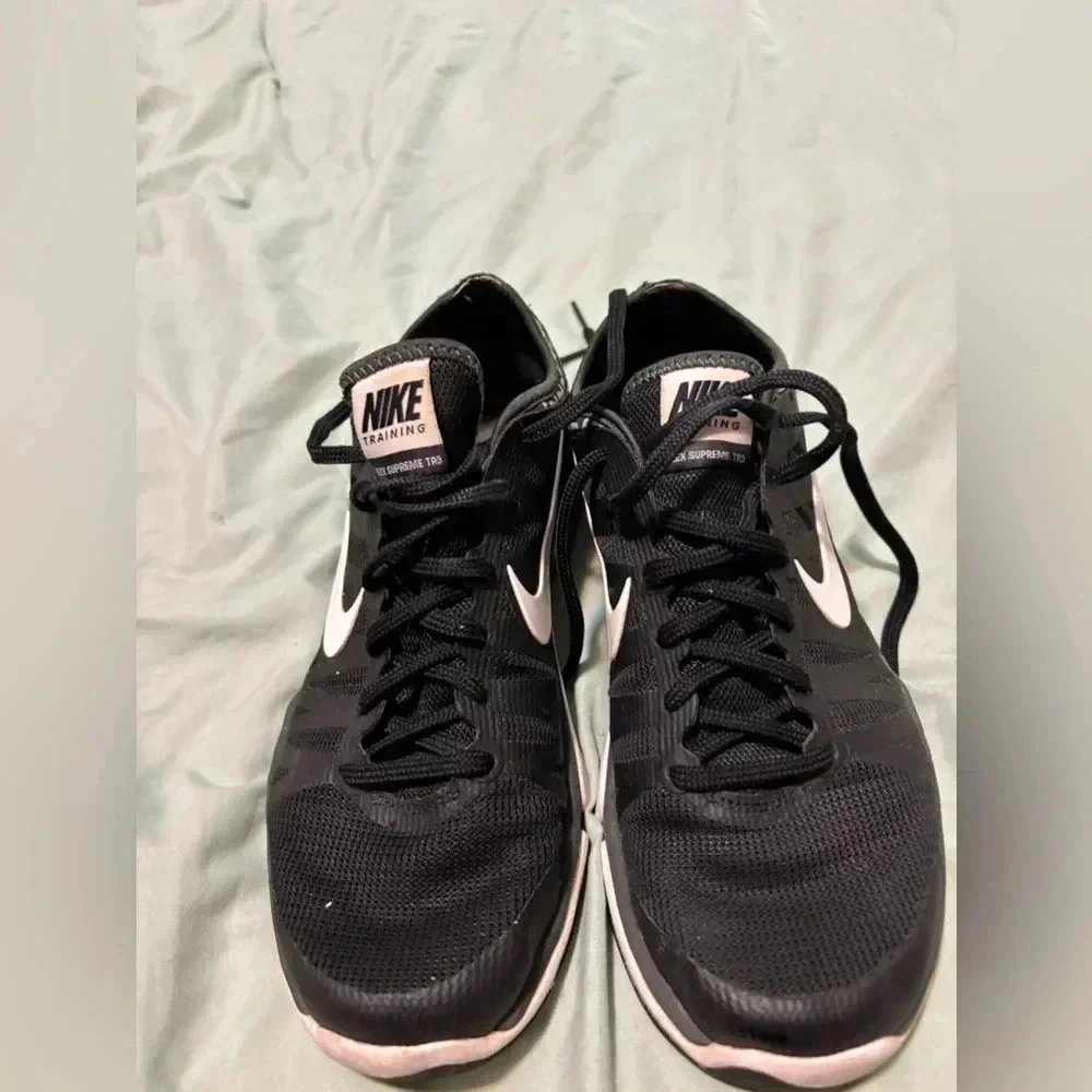 NIKE women’s black and white nike with chevron lining size 8 gently worn